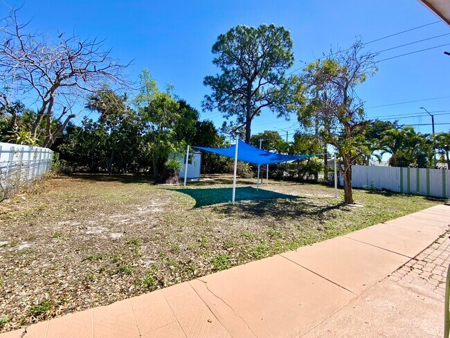 Building Photo - 938 Sumter Rd E