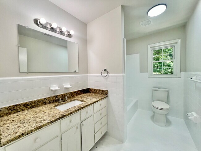 Building Photo - SPACIOUS 4 BEDROOM CLOSE TO MATTHEWS!