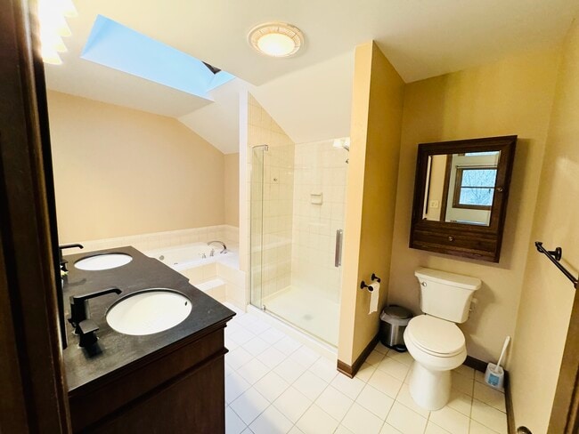 Building Photo - 817 Huntleigh Dr