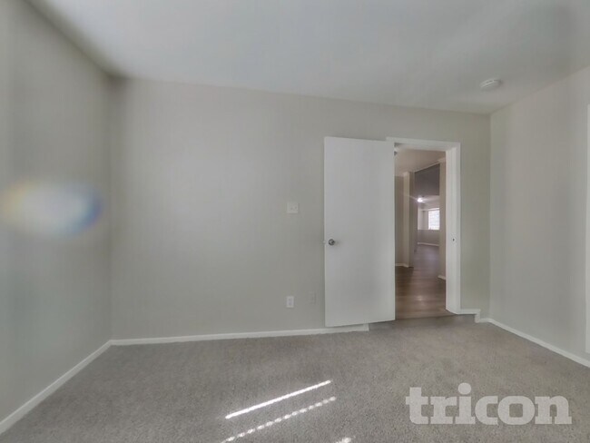 Building Photo - 6511 Grey Oaks Dr