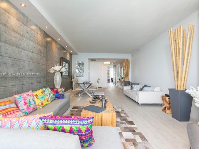 Building Photo - 1300 Brickell Bay Dr