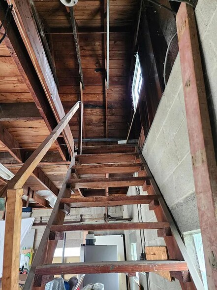 Building Photo - 574 Townsend Ave