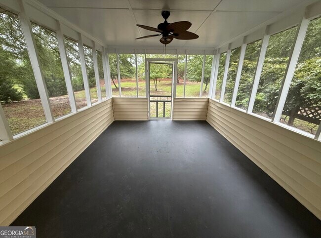 Building Photo - 105 Mockingbird Dr