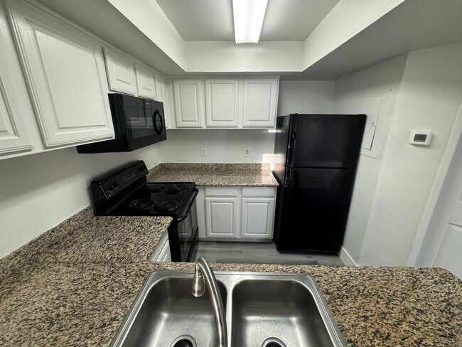 Building Photo - Bright spacious condo near Sunrise Mountain