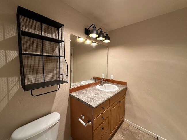Building Photo - Sterling Heights Condo - Bellevue
