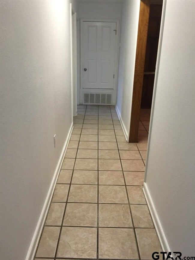 Building Photo - 6020 Plantation Dr