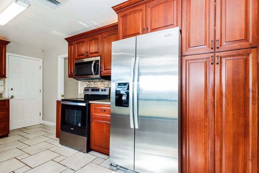 Building Photo - 1940 Ripon Dr