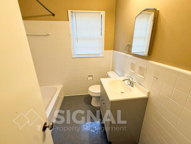 Building Photo - 748 Meadowbrook Dr