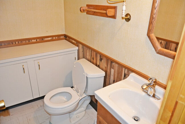 Building Photo - Town Home