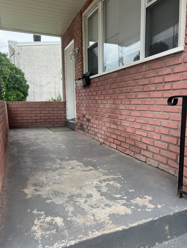 Building Photo - Renovated 3 Bedroom 3 Bathroom Single Fami...