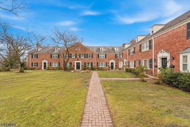 Building Photo - 260 Walnut St