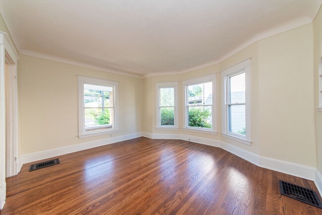 Building Photo - 1007 Sherman St SE