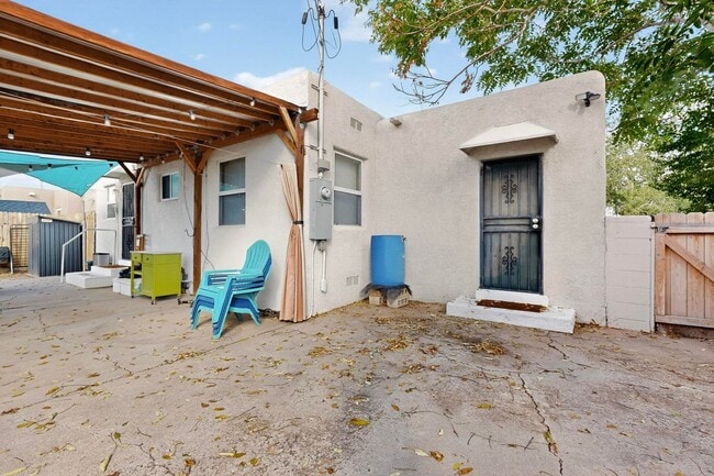 Building Photo - UPTOWN 2/bd 1/ba 1/cg 950/sf
