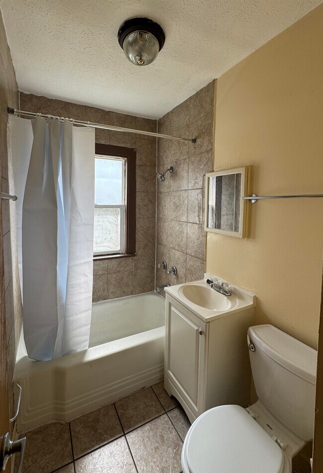 Building Photo - 2824 School St