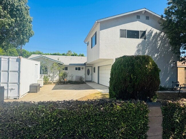 Building Photo - Exquisite 4-Bedroom Remodeled Retreat in t...