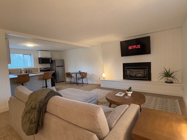 Building Photo - 2260 Richards Ave