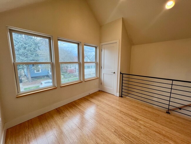 Building Photo - Spacious Two-Story 1 Bedroom, 1 Bathroom U...