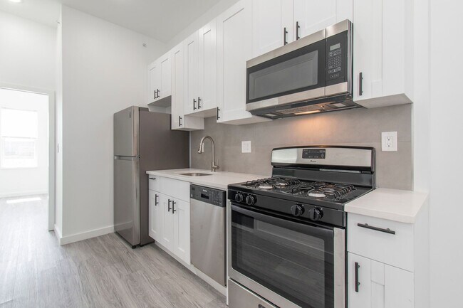 Building Photo - New! Renovated & Modern Apartment