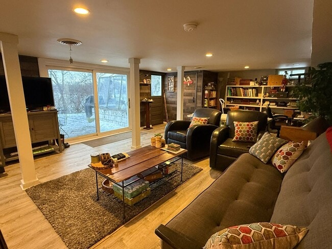 Building Photo - 1 Bed, 1 Bath Home on Silver Lake Available For Rent