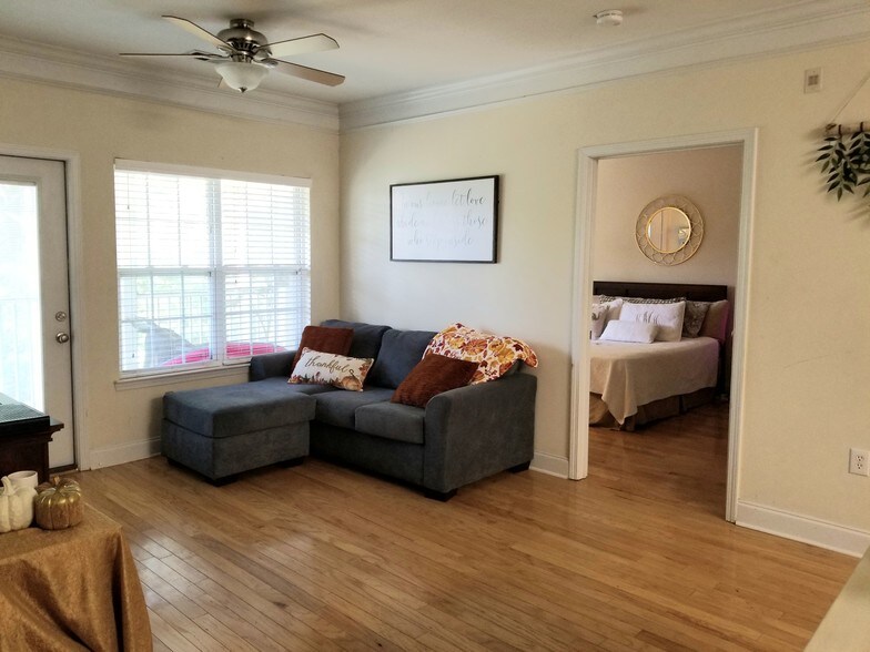 Building Photo - 2021 Basildon Rd