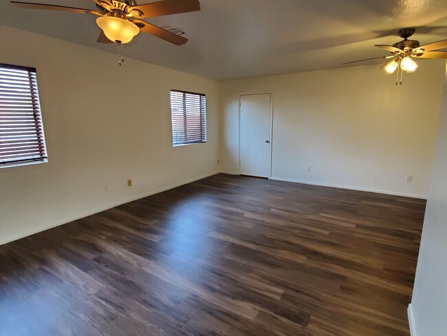 Building Photo - 3 bedroom + mother in law suite/ home offi...