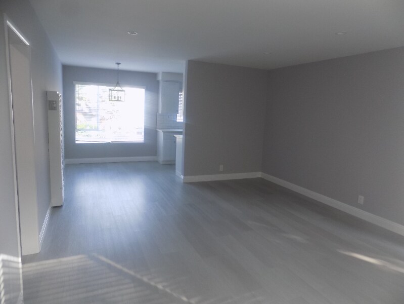 Building Photo - 646 S Barrington Ave