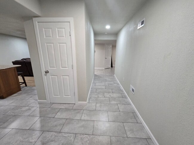 Building Photo - 2 Bed 2 Bath Basement Apartment