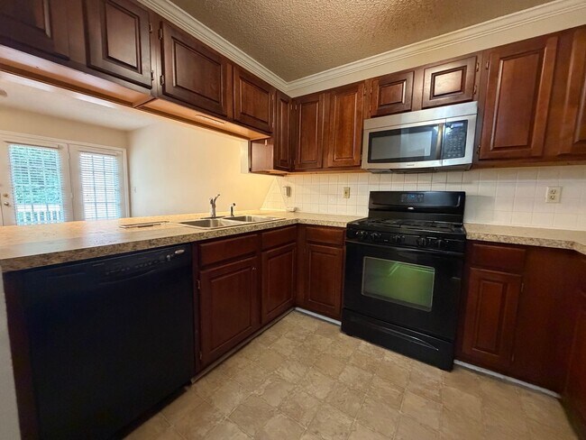 Building Photo - 3 or 4 Bedroom / 3.5 Bath Condo Kingsport, TN 37663