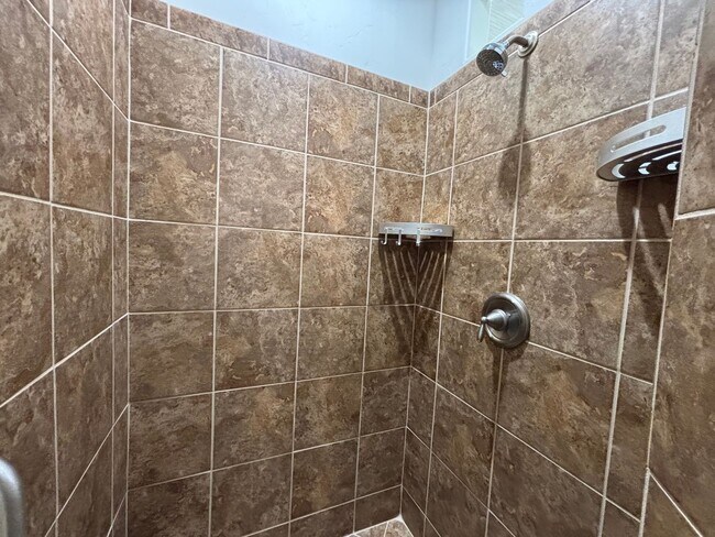 Building Photo - SPACIOUS HOME FOR RENT!