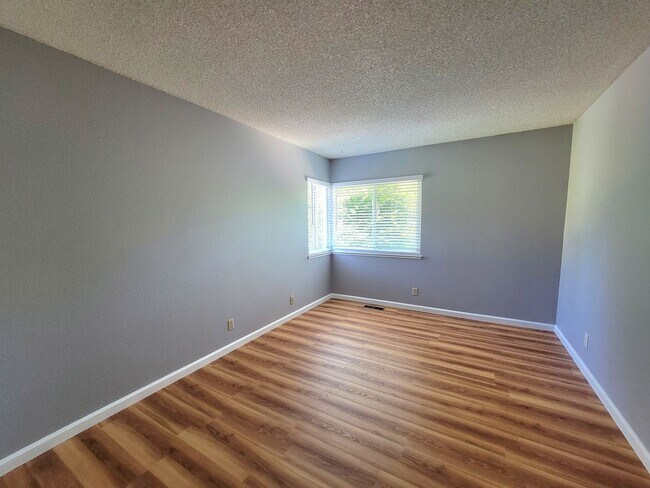 Building Photo - Spacious Beauty with Remodeled Kitchen and...