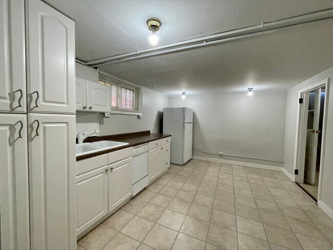 Building Photo - $0 DEPOSIT OPTION, NEW PAINT, TRADITIONAL BRICK HOME, WALKING DISTANCE TO DU!! LARGE BACKYARD, DE...