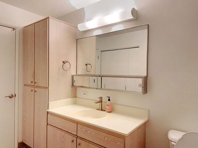 Building Photo - Kulana Knolls 1 bedroom townhome with TWO parking