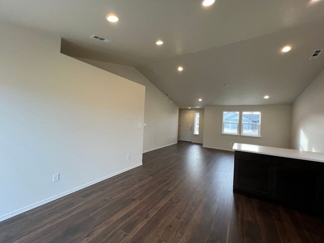 Building Photo - Move in special!