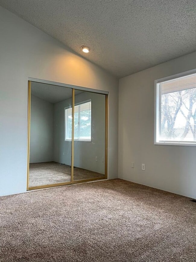 Building Photo - 2 bedroom townhouse