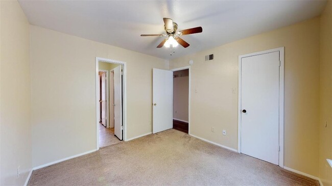 Building Photo - 305 Manuel Dr