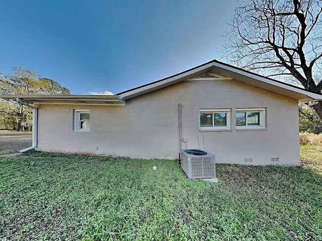 Building Photo - 548 Rustic Rd