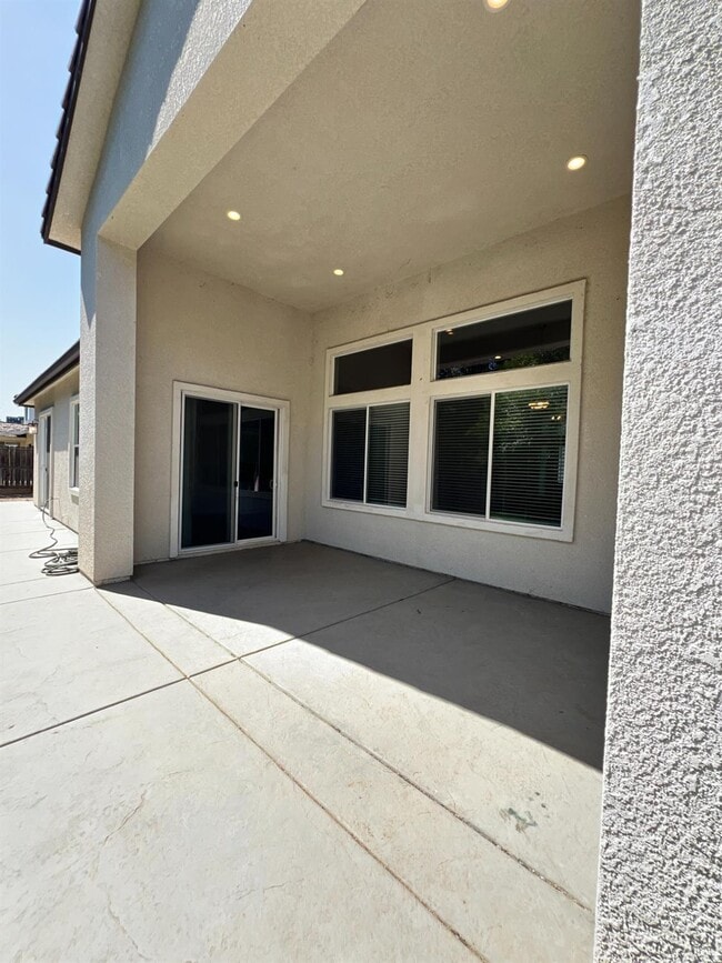 Building Photo - 402 W Chennault Ave