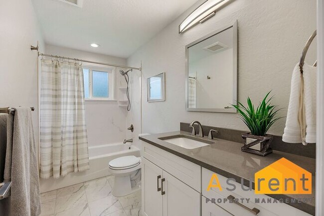 Building Photo - Newly remodeled, single level 3 bed- 2 bat...