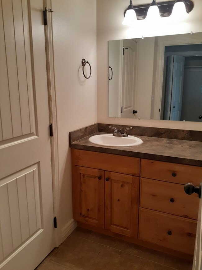 Building Photo - 2 bed 1.5 bath Lincoln Park Townhome!