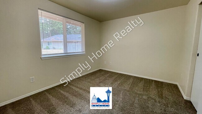 Building Photo - LUXURY DUPLEX RENTAL WITH SPACIOUS BACKYARD