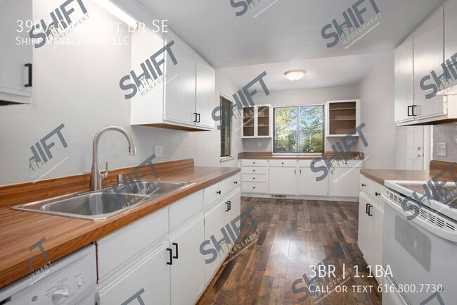 Building Photo - 3907 Camelot Dr SE