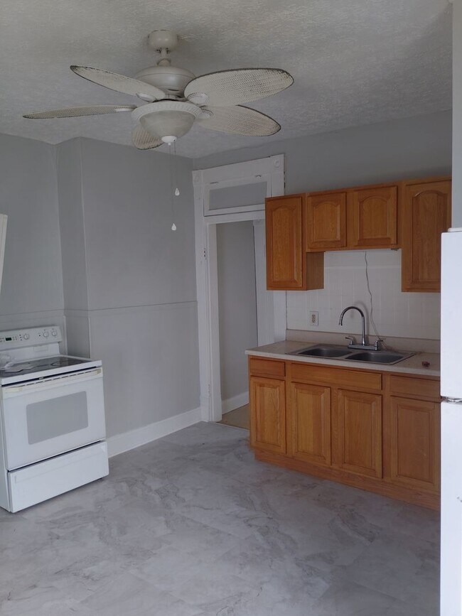 Building Photo - 76 E Innis Ave