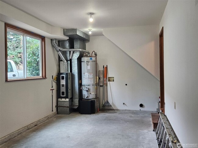 Building Photo - 3 bedroom 2.5 bathroom single family house...