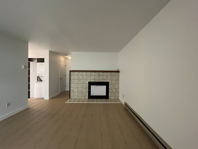 Building Photo - Beautiful Upper-Level Condo in the Heart of Multnomah Village with Private Covered Balcony and In...