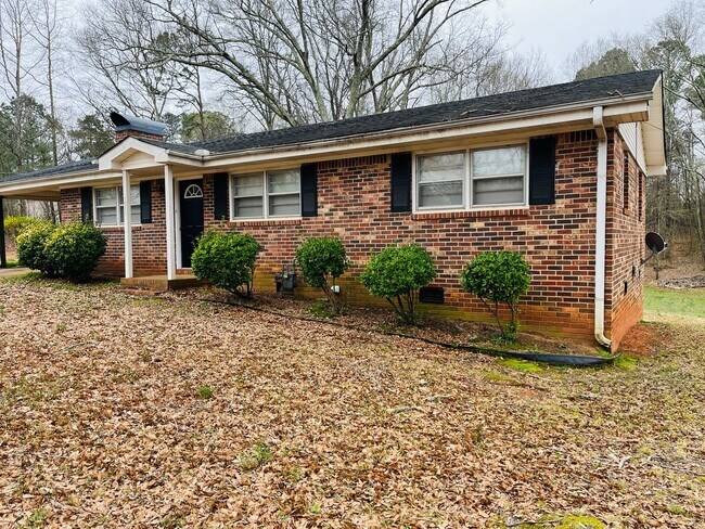 Building Photo - Charming 3-bedroom, 1.5-bath brick ranch situated on a large private lot in Carrollton! Must see!