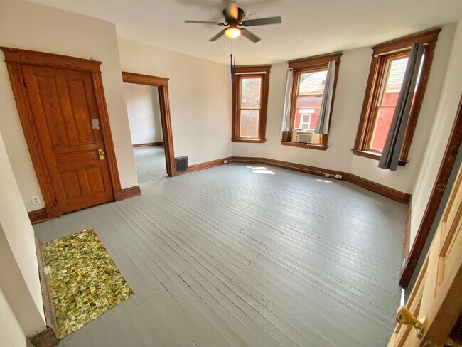 Building Photo - Spacious 5 bed/2 bath on Victor Mins. from...