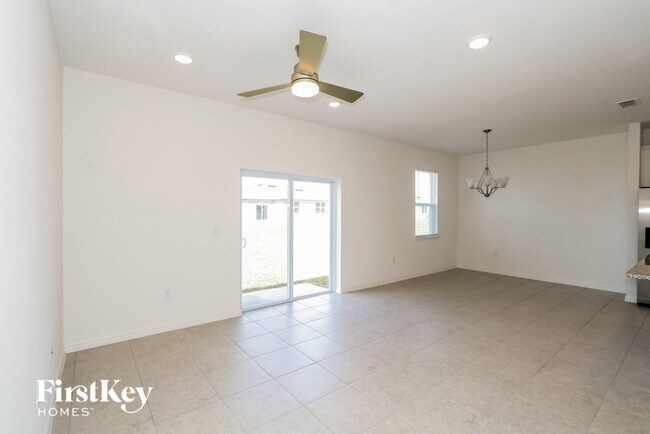 Building Photo - 418 Reina Wy