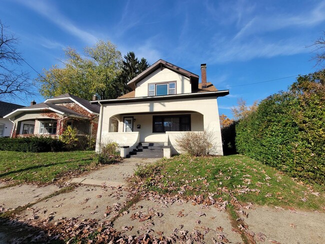 Primary Photo - 4 Bed 1.5 Bath Traditional Craftsman Home ...