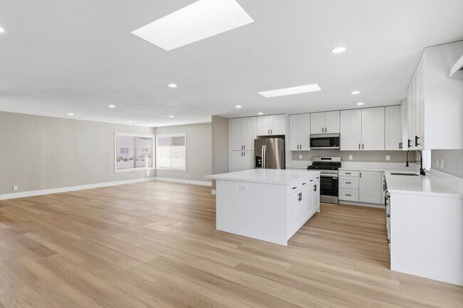 Building Photo - Donner