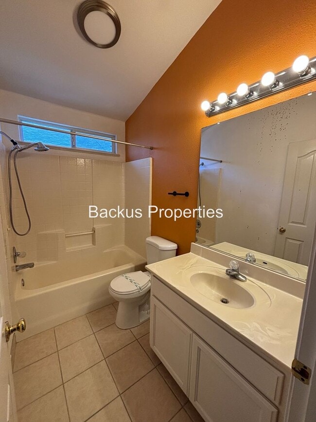 Building Photo - Wonderful two-level home in Creekbridge area